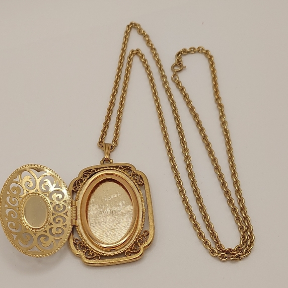 Avon 70's 'Yesteryear' Gold-Tone Photo Locket Necklace Blue Stone Pendant EVC - Picture 10 of 17